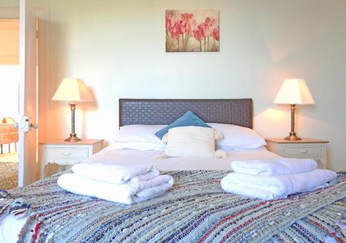 Bury Villa - 7 bedrooms sleeping 19 guests - image 2