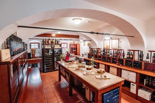 Létesítmények, Hotel Dvor Jezersek Brnik near Ljubljanai repülőtér