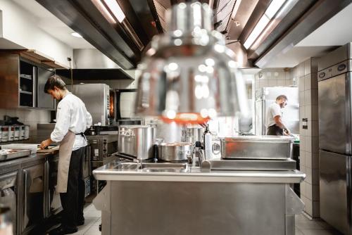 Létesítmények, Hotel Dvor Jezersek Brnik near Ljubljanai repülőtér