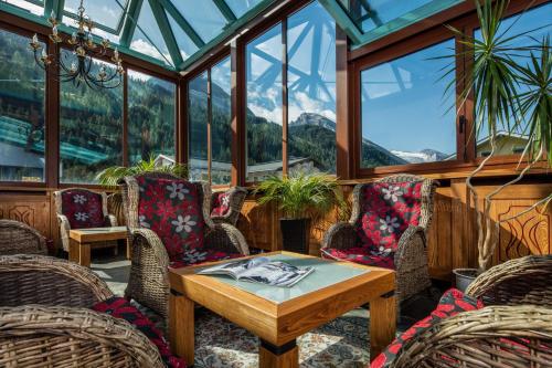 ห้องอาหาร, โรงแรมฮูเลนสไตน์ จุนส์-ทักซ์ (Hotel Hoehlenstein Juns-Tux) in ฮินเตอร์ตุกซ์ กลาเซียร์