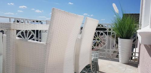 Apartment with Balcony and Ocean View (6)