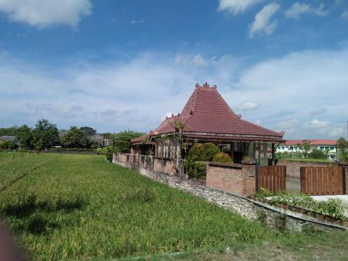 JOGLOPARI GuestHouse near Kasongan Travel Village