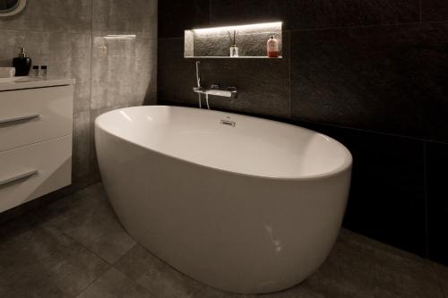 Grand Designer Dream Home in The Center w 3BR/3Bath - image 4