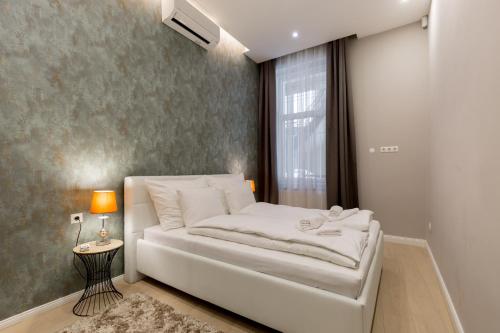 Grand Designer Dream Home in The Center w 3BR/3Bath - image 3