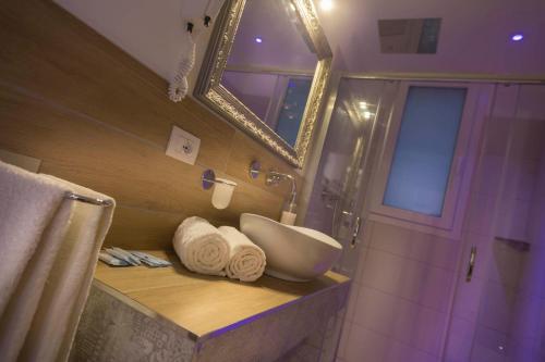 White Suite & Apartments - image 11