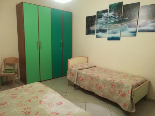 2 queen beds, 2 twin beds