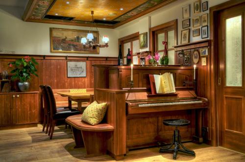 餐廳, Hotel Gasthof König (Hotel Gasthof Konig) in 克雷斯蒙斯特