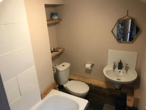 Bathroom, Ham Tree Cottage in Holt (Wiltshire)