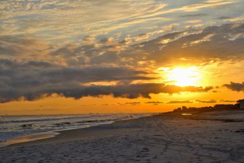 New Listing! Remodeled Duplex - 2 Blocks To Beach! Duplex - image 3