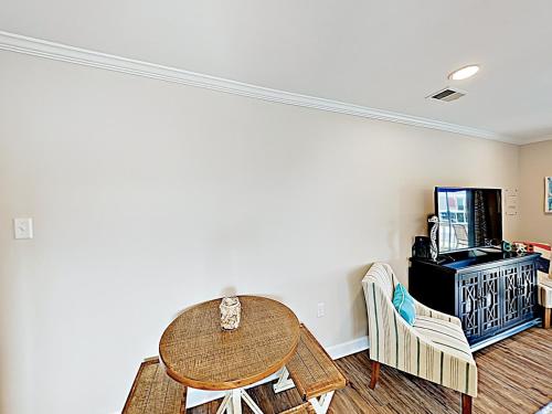 New Listing! Remodeled Duplex - 2 Blocks To Beach! Duplex - image 4