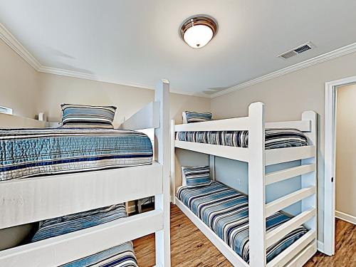 New Listing! Remodeled Beach Retreat With 2 Units Duplex - image 5