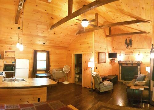 The Wilderness Inn: Chalets in Wilmington