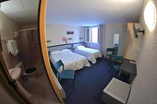 1 double bed, 1 twin bed