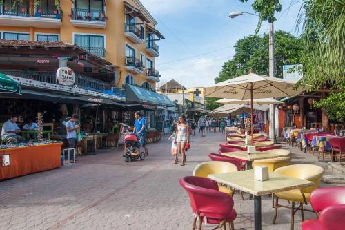 3 Bedroom Suite in DT Playa del Carmen with Pool!