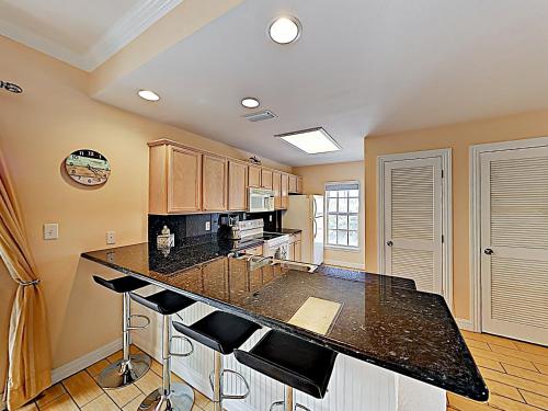 New Listing! Updated All-Suite Getaway With Grill Condo - image 4