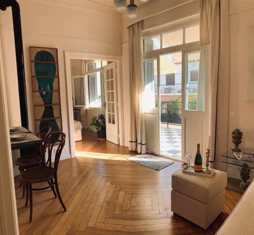  Chic apartment, 5min to acropolis + private terrace, Pension in Athen