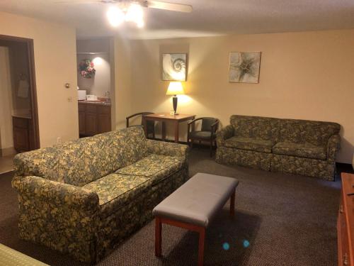 Econo Lodge - image 5