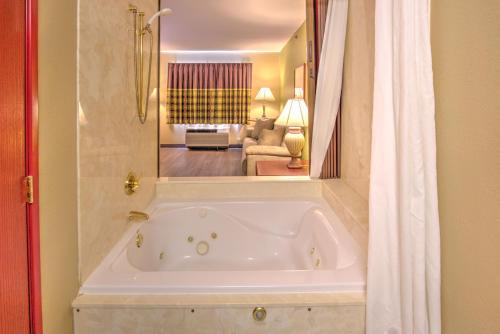 Hot tub, Super 8 By Wyndham Waterloo in Waterloo (IL)