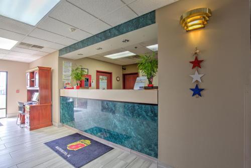 Lobby, Super 8 By Wyndham Waterloo in Waterloo (IL)