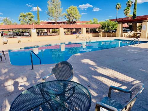 razgled, Casas Adobes condo in Casas Adobes