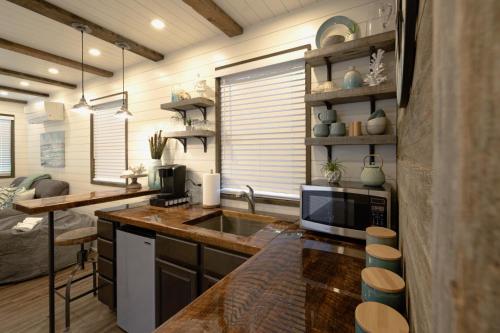 Container Tiny Home 12 min to Magnolia Silos and Baylor - image 4