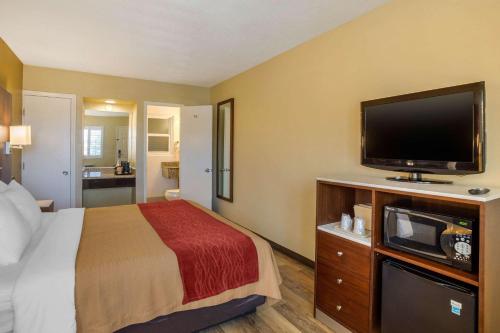 Standard Room, 1 King Bed, Non Smoking image 6