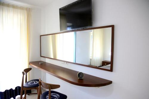 One-Bedroom Suite with City View image 6