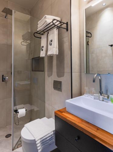 Superior Double Room with Balcony image 1