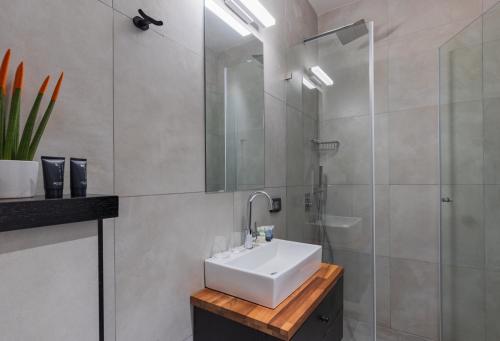 Superior Double Room with Balcony image 6