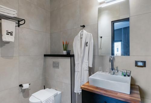 Superior Double Room with Balcony image 7