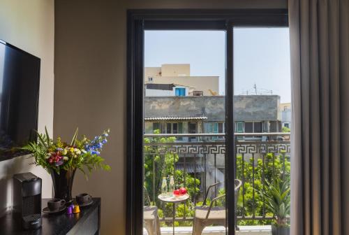 Deluxe Double Room with Balcony image 2