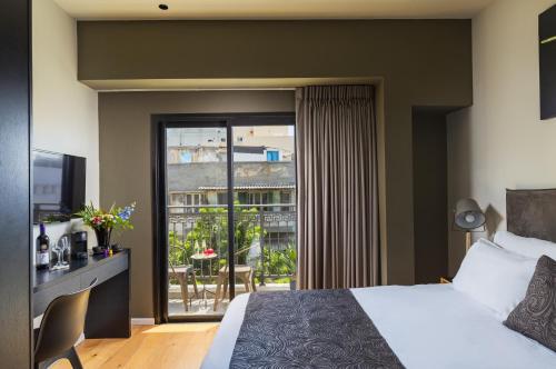 Deluxe Double Room with Balcony image 6