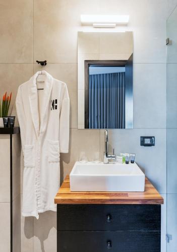 Deluxe Double Room with Balcony image 5