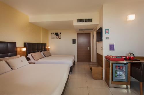 1 king bed, 2 twin beds