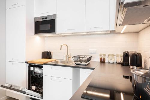 Apartments Rondo Wiatraczna by Renters - image 9