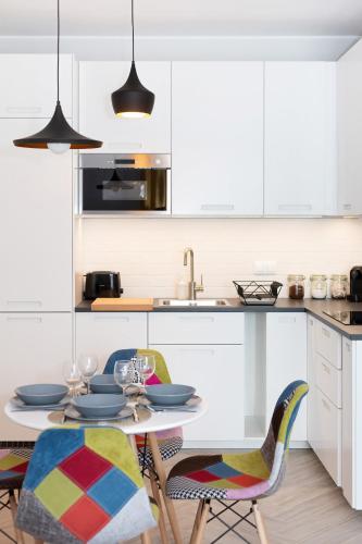 Apartments Rondo Wiatraczna by Renters - image 7