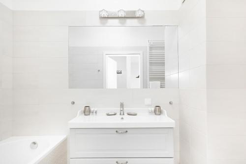 Apartments Rondo Wiatraczna by Renters - image 6