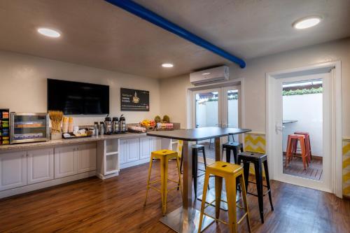 Hotel Pepper Tree Boutique Kitchen Studios - Anaheim - image 10