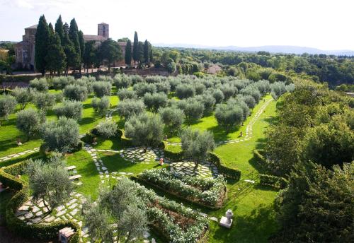 215087949 Sovana Hotel & Resort