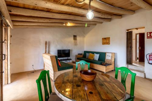 Flatguest Charming House + Pool + Terrace + Views - image 5