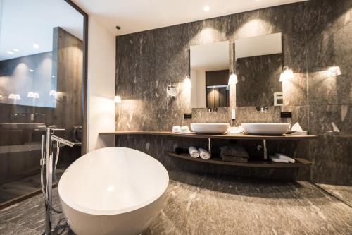 Deluxe Suite with Spa Bath