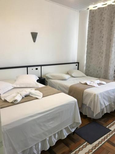 1 double bed, 2 twin beds
