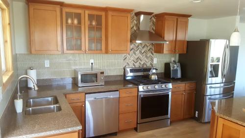 virtuve, Water View Home in Bryn Mawr-Skyway