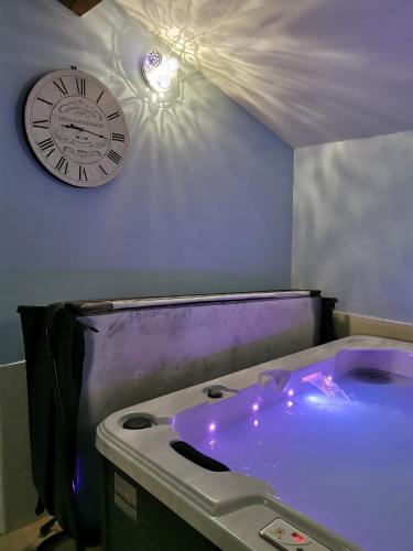 Pezsgőfürdő, Couples Country Escape includes Private Indoor Pool and Hot tub in North Wales in Pentre Halkyn