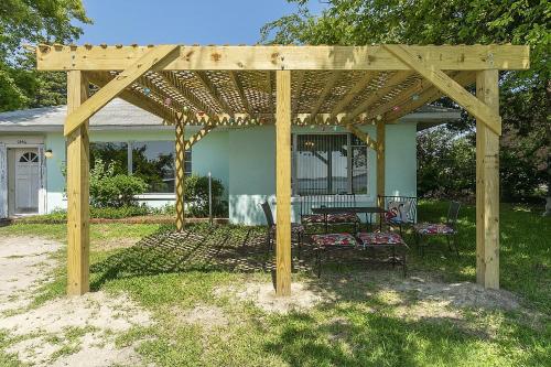Charming Waterfront Cabin Cabin in Norfolk, USA