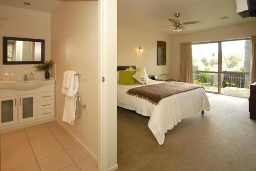 Photo - B&B@The Redwoods