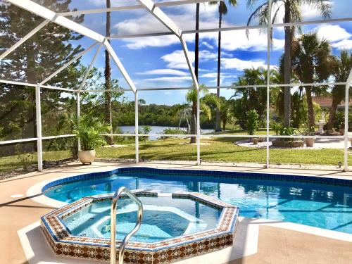 Luxury Home Heated Pool Spa Fishing pier Wifi in Englewood, USA