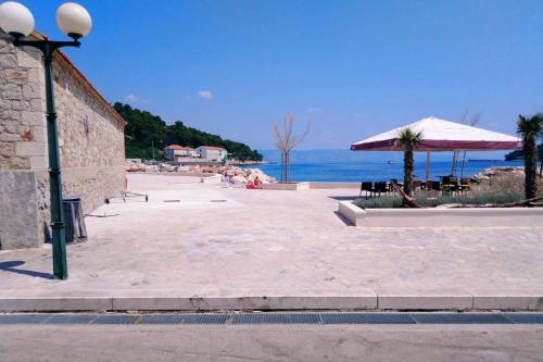 Strand, Apartments with parking space Vrisnik, Hvar - 4051 in Vrisnik