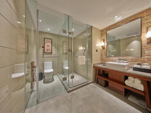 Deluxe King Room image 6