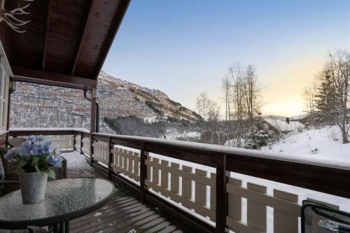 Balcony/terrace, Cabin in Hodlekve with 5 bedrooms & hot tub. in Sogndal